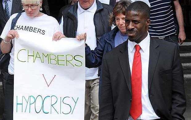 Dwain Chambers_outside_High_Court_2008_with_supporters